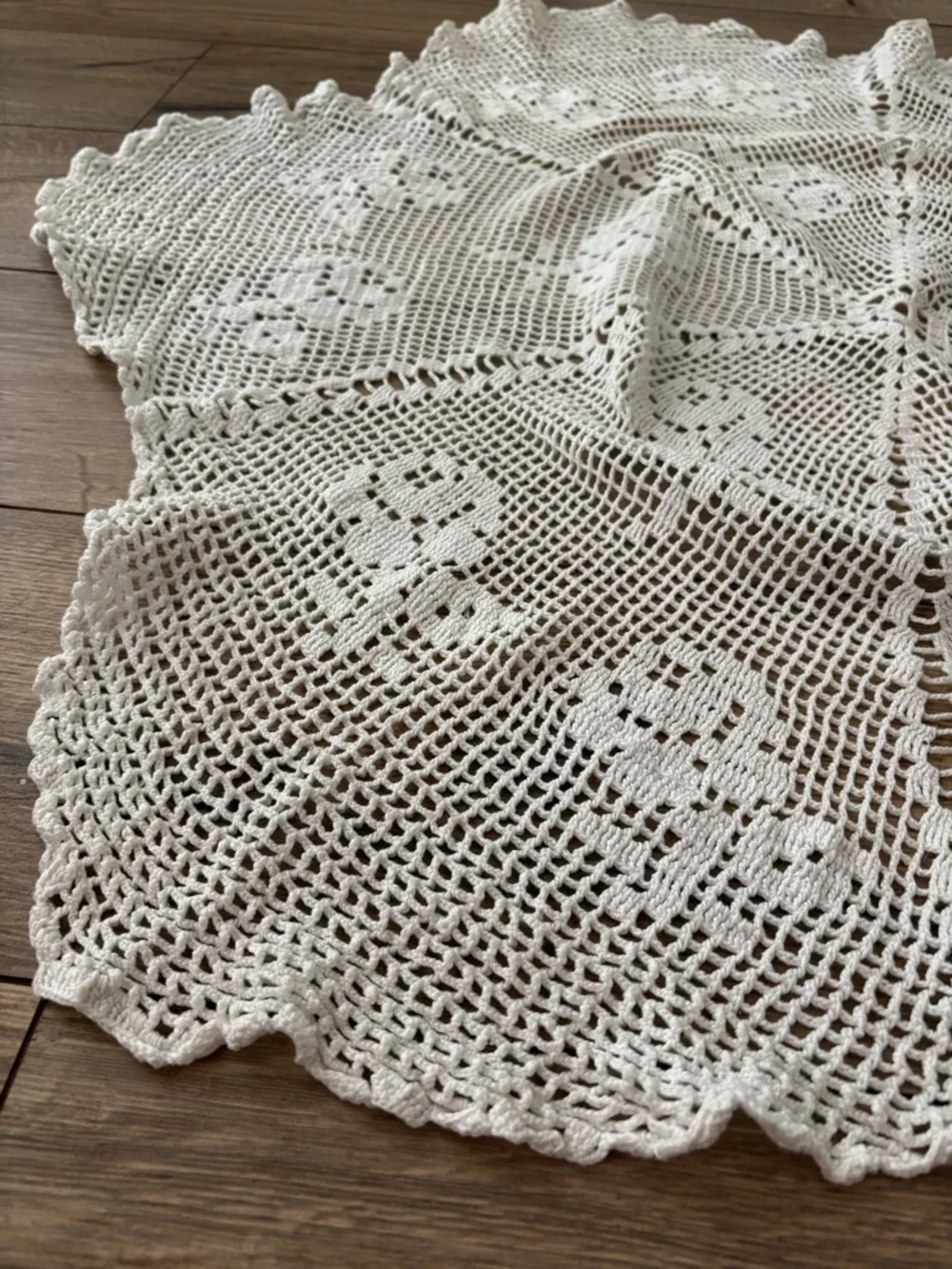 Hand Crocheted 42” Round Floral Lace Table Topper Cover Ivory White Doily Linen